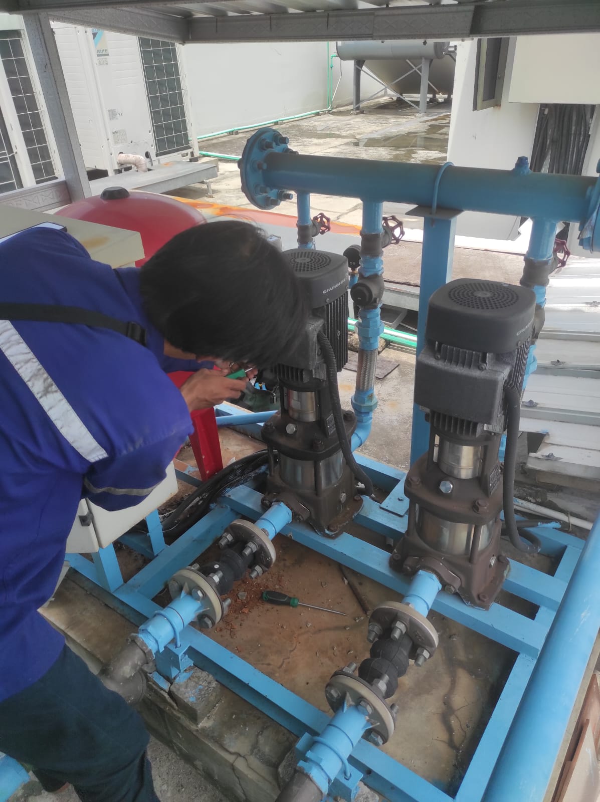 Pekerjaan Perbaikan Pompa Air